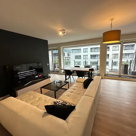 3 Bedroom Apartment In City Center With Balcony View-3