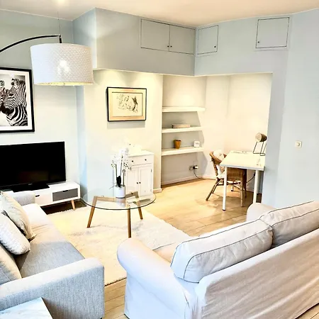 Beautiful 2 Bedroom Familiar Luxury Apartment-3