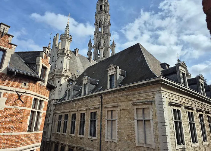 Les Pieds a La Grande Place Bruxelles